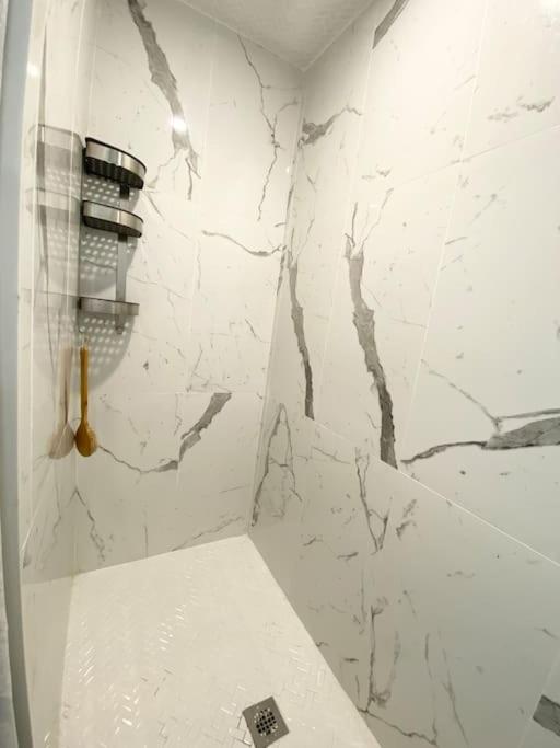 Beautiful Walk Out Basement Apartment In Pickering Near Beach Exterior foto