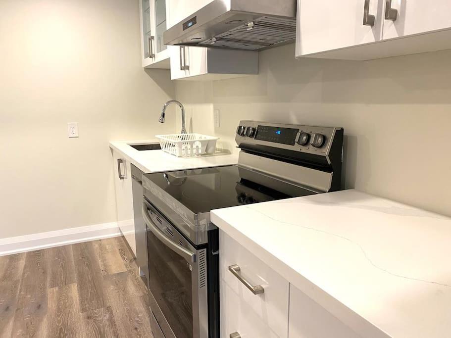Beautiful Walk Out Basement Apartment In Pickering Near Beach Exterior foto